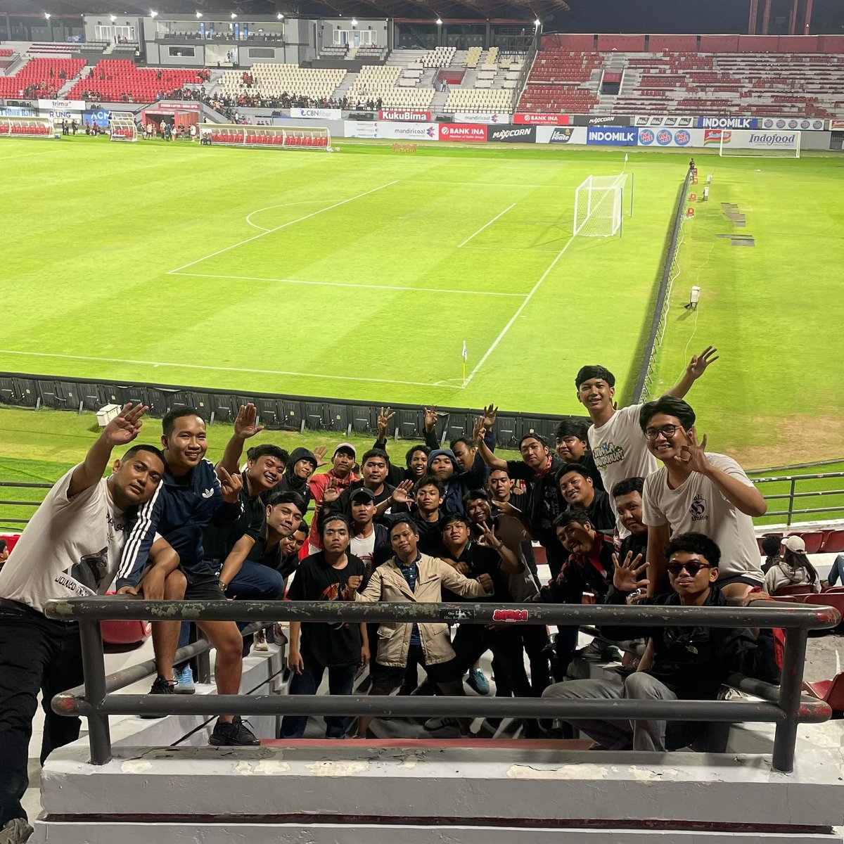 cahyana_12's tweet photo. Lihat!, Semua berbahagia. 
Jangan khawatir, karna tidak semua orang berani berjalan keluar dari jalur, lupakan keinginan menjadi popular, terkadang ambisimu bisa menghancurkan komunitasmu.
#stillontop #tribunenjoy https://t.co/kHGW33AyCq