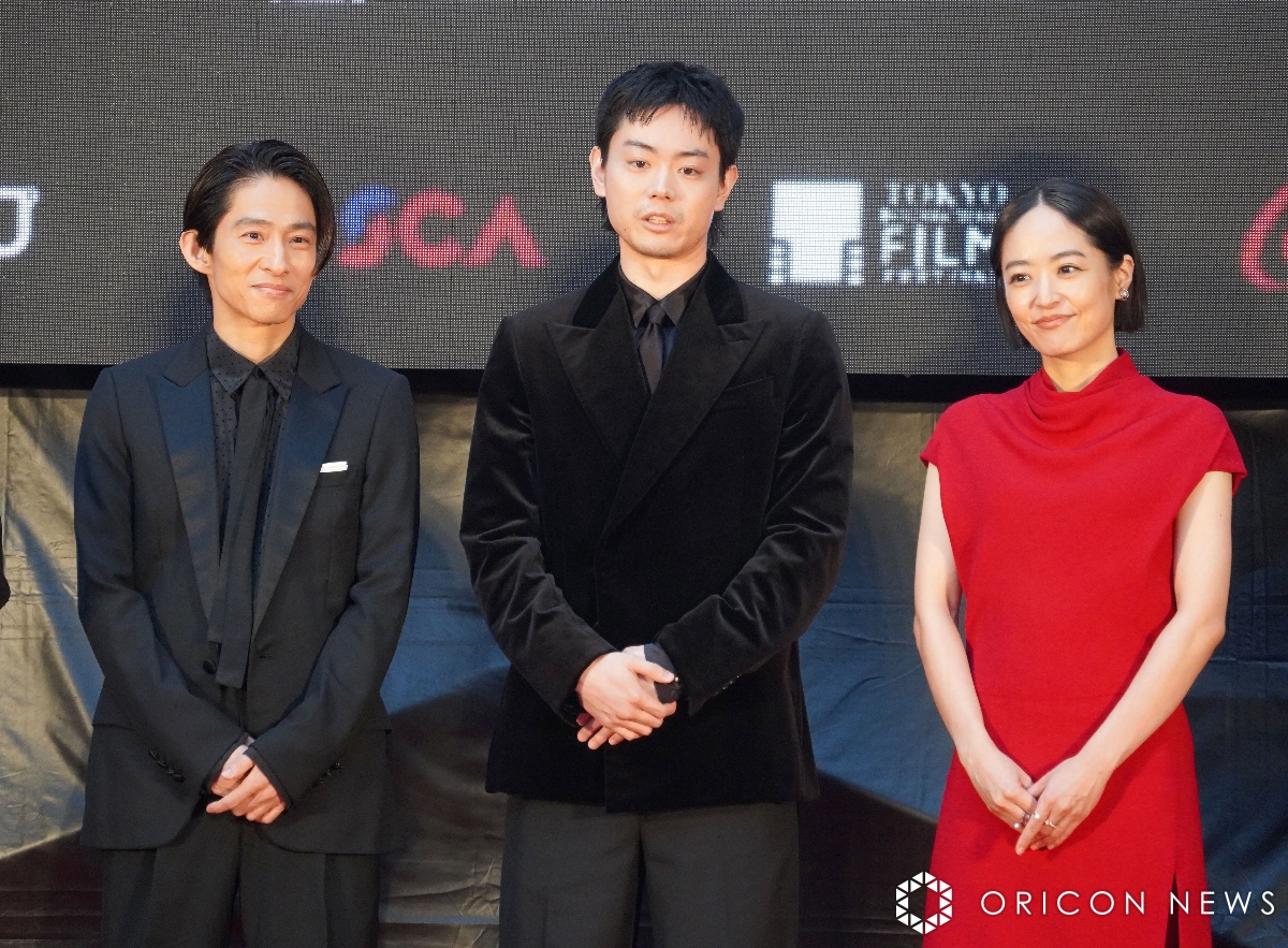 oricon's tweet photo. 【🎞️ 東京国際映画祭】

井上真央、全身赤でレッドカーペット登場❗️
三宅健がさらっとエスコート✨️
菅田将暉らと手を振るファンサービス
https://t.co/jhaC83BYNY

#東京国際映画祭 https://t.co/mQbN3NywOd