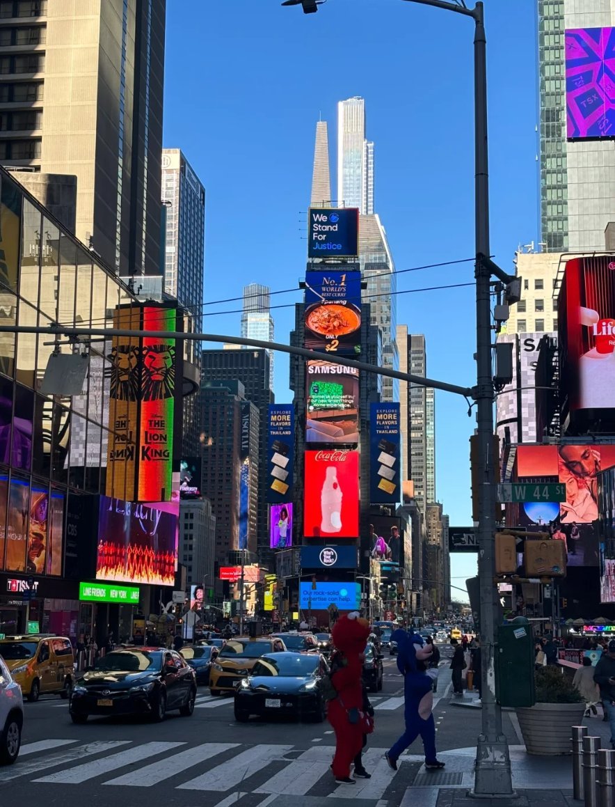 ランチタイムなので通りにはたくさんの人がいます