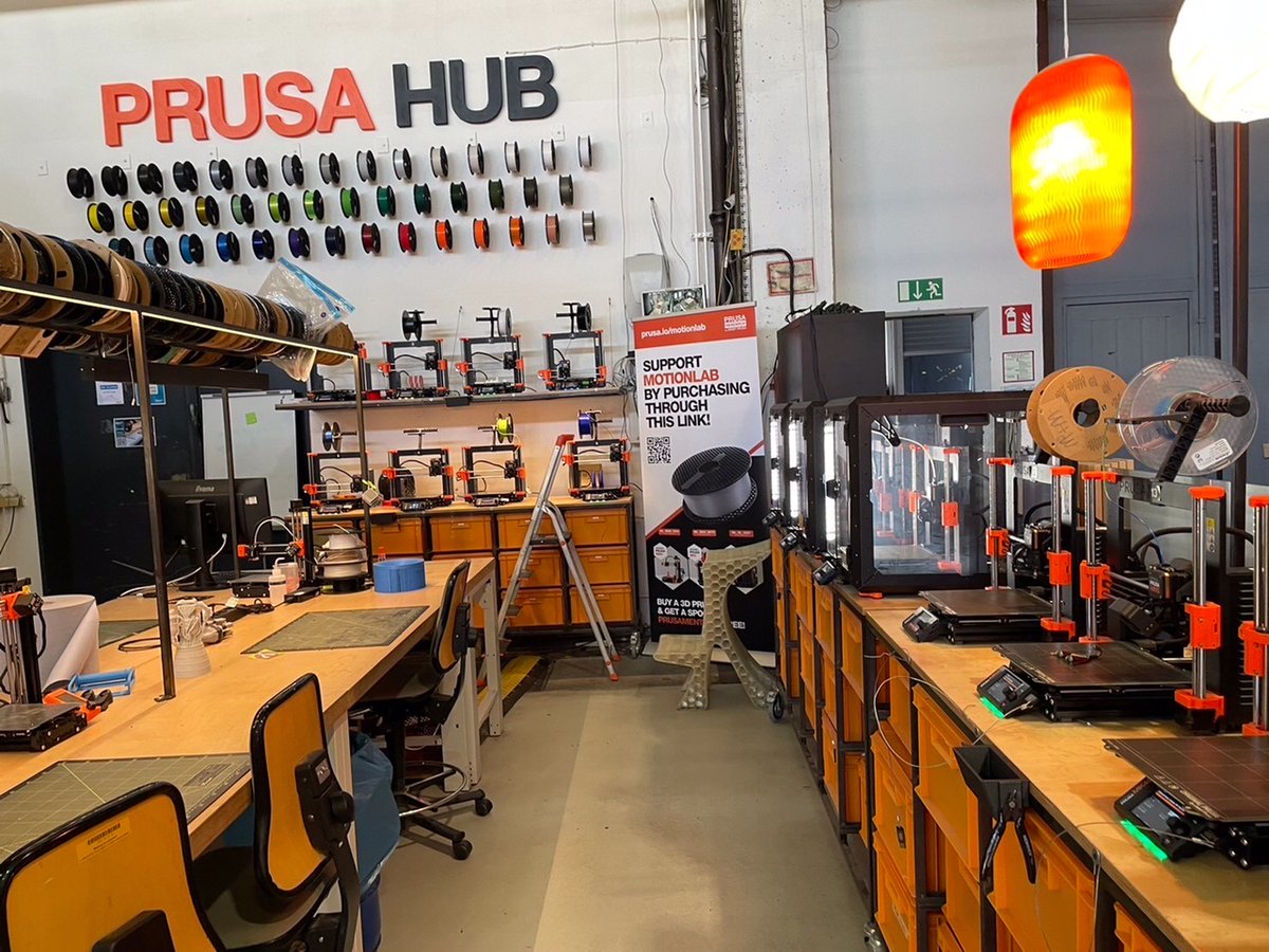 photon0308's tweet image. 【ドイツ🇩🇪出張】10/11　製造業系インキュベーション施設 #Motionlab　訪問その②　メンバーは500名ほど。アーティスト、スタートアップ、学生からプロがまで。運営費は、企業からの支援と行政からの補助。トレーニング機器開発「＃ALIRING」、キャンプンカーの内装制作「＃core77」のプレゼンを聞く