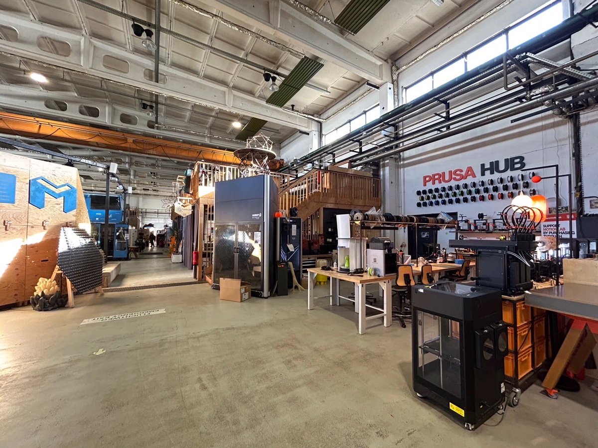 photon0308's tweet image. 【ドイツ🇩🇪出張】10/11　製造業系インキュベーション施設 #Motionlab　訪問その②　メンバーは500名ほど。アーティスト、スタートアップ、学生からプロがまで。運営費は、企業からの支援と行政からの補助。トレーニング機器開発「＃ALIRING」、キャンプンカーの内装制作「＃core77」のプレゼンを聞く