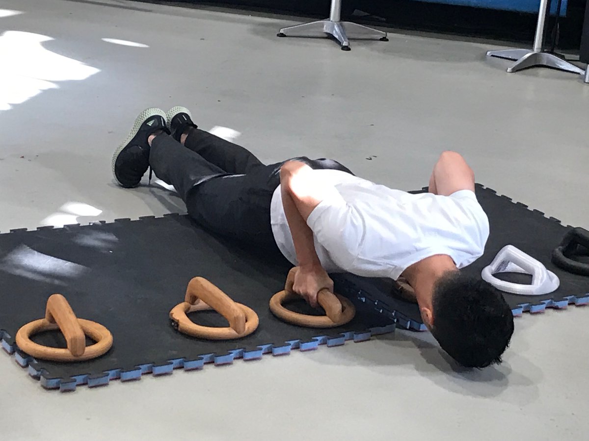 photon0308's tweet image. 【ドイツ🇩🇪出張】10/11　製造業系インキュベーション施設 #Motionlab　訪問その②　メンバーは500名ほど。アーティスト、スタートアップ、学生からプロがまで。運営費は、企業からの支援と行政からの補助。トレーニング機器開発「＃ALIRING」、キャンプンカーの内装制作「＃core77」のプレゼンを聞く