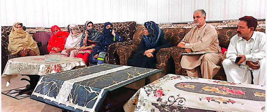 SMUReforms's tweet photo. ڈی سی جہلم کی جانب سے متاثرہ خاندان سے ملاقات کی گئی اور انہیں یقین دہانی کرائی کہ تعمیراتی کام کے دوران پیش آنے والے واقعے پر انصاف فراہم کیا جائے گا، ساتھ ہی ساتھ  ضلع انتظامیہ کی ہدایت پر مسلسل نگرانی کا عمل بھی جاری رکھا جائے گا. ملزمان کے خلاف ایف آئی آر بھی درج کر لی گئی ہے https://t.co/IvMKEUBdsn