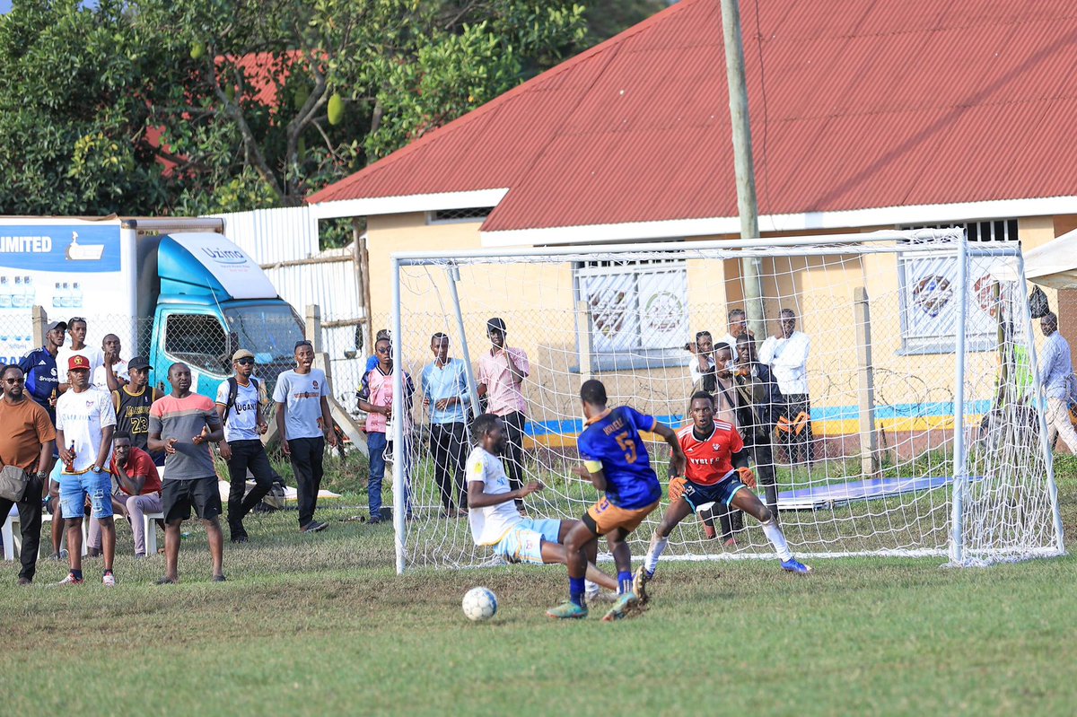 sc_kalele's tweet photo. Same angle, same left foot, same result, different goals. But who played it better? Is it @BukayoSaka87 or @mukama_emmanuel?   
#SecundoKualele
#Road2Fortportal 

@indulge_ug @CubeEngineers @Nivana_Uganda #FlyPeacock https://t.co/fc5yerIbC9
