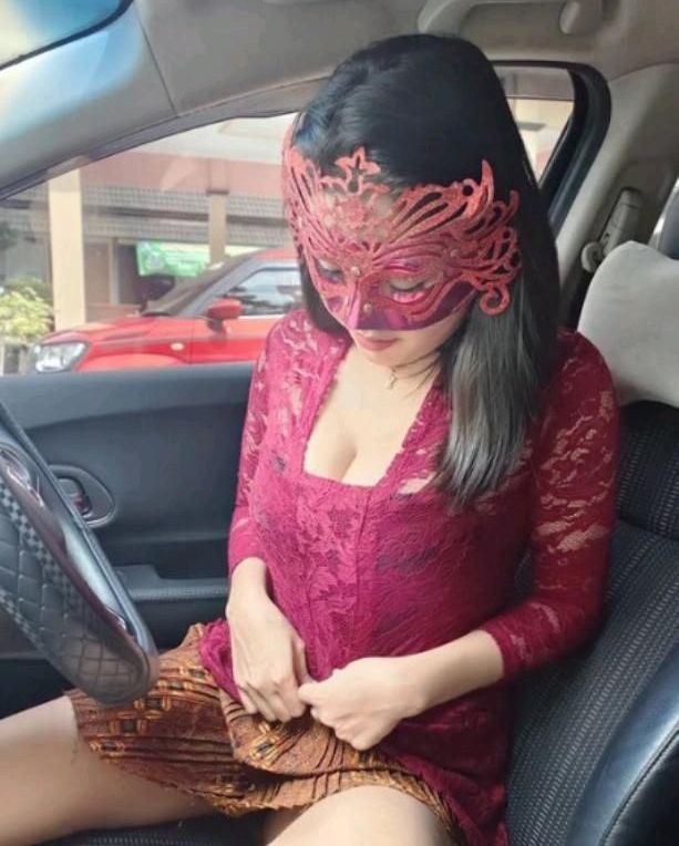 Ahmad_newbi's tweet image. Yg lgi viral kebaya merah di dalem mobil tonton di tele  bit.ly/3Ytc7Jo 
#padang #viral #kebayamerah