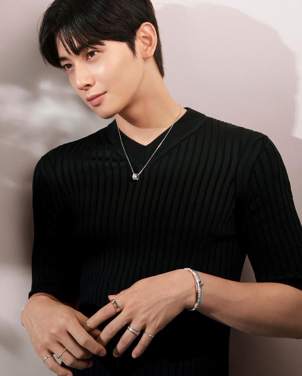 lofficielmy's tweet photo. Actor and global brand ambassador @CHAEUNWOO_offcl is back again with @Chaumet for another new campaign for the "Bee My Love" jewellery collection, where the star showcases the latest honeycomb-inspired jewellery.

#CHAEUNWOO #Chaumet #CHAEUNWOOxChaumet #차은우 https://t.co/LqMrbu69Yq