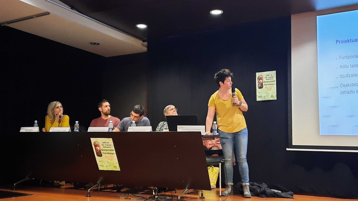 Ostiralean <a href="/osasungoaee/">OEE Osasungoa Euskalduntzeko Erakundea</a>-ko Biltzarrean egon ginen Zornotzan eta <a href="/olatz87/">Olatz</a>-k oso interesgarria izan zen "Historia klinikoa euskaraz: beharra eta eskubidea" mahainguruan parte hartu zuen.