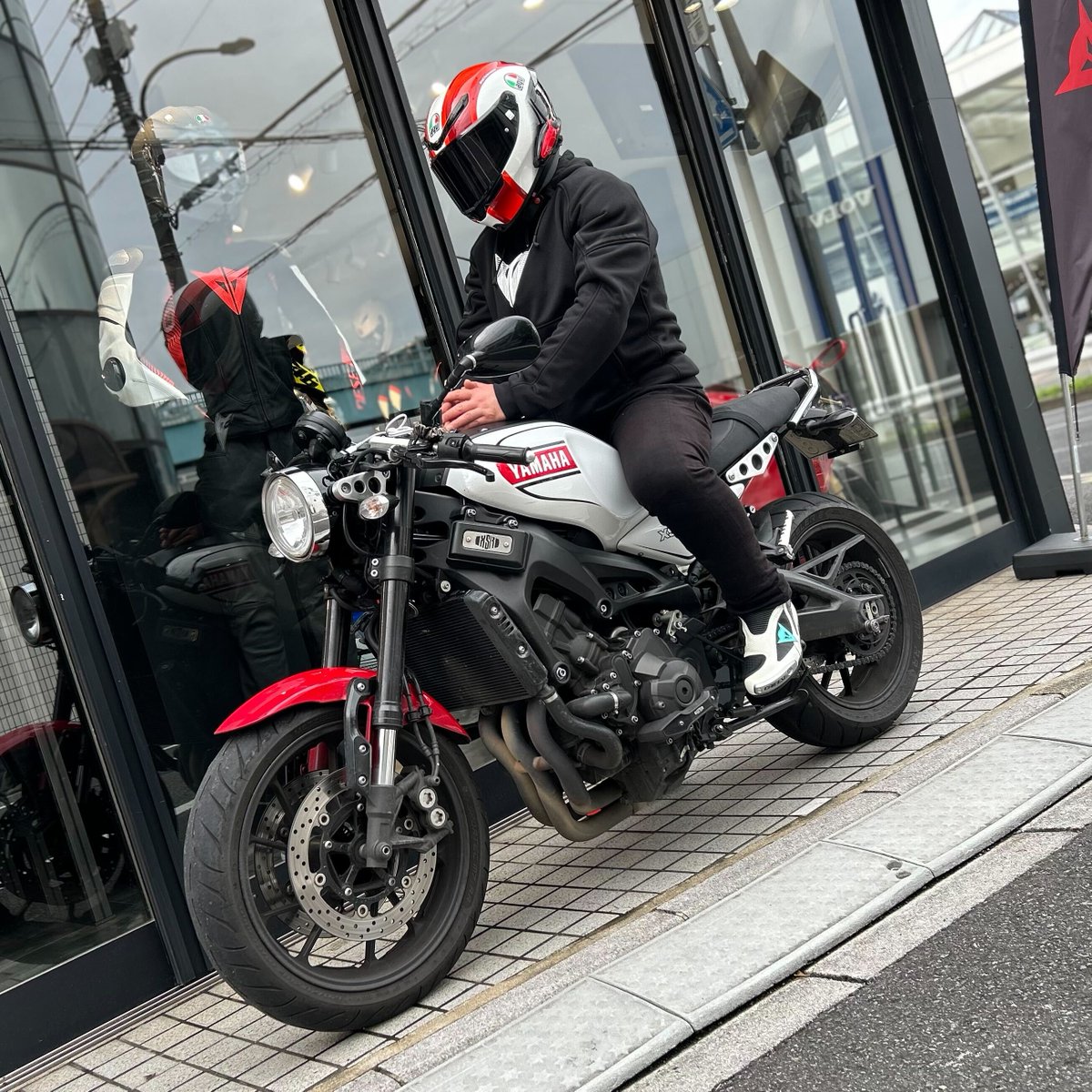 DSetagaya's tweet image. 【ダイネーゼ東京世田谷】
Brilliant #DaineseCrew &amp;amp; #AGVRider !!!

YAMAHAオーセンティック外装を装着したXSR900にオーダーメイドして頂いたAXIAL BOOTSがExcellent!!

スピードデーモンにはAqua Greenを採用し、存在感を高めています。

ご遠方からご来店ありがとうございました！

#dainese