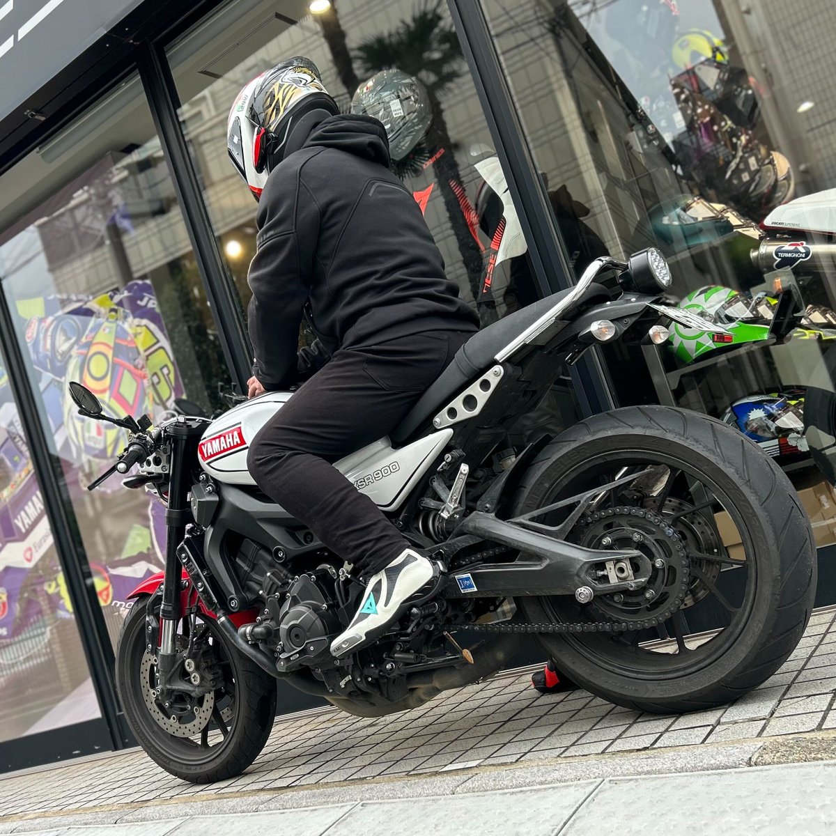 DSetagaya's tweet image. 【ダイネーゼ東京世田谷】
Brilliant #DaineseCrew &amp;amp; #AGVRider !!!

YAMAHAオーセンティック外装を装着したXSR900にオーダーメイドして頂いたAXIAL BOOTSがExcellent!!

スピードデーモンにはAqua Greenを採用し、存在感を高めています。

ご遠方からご来店ありがとうございました！

#dainese