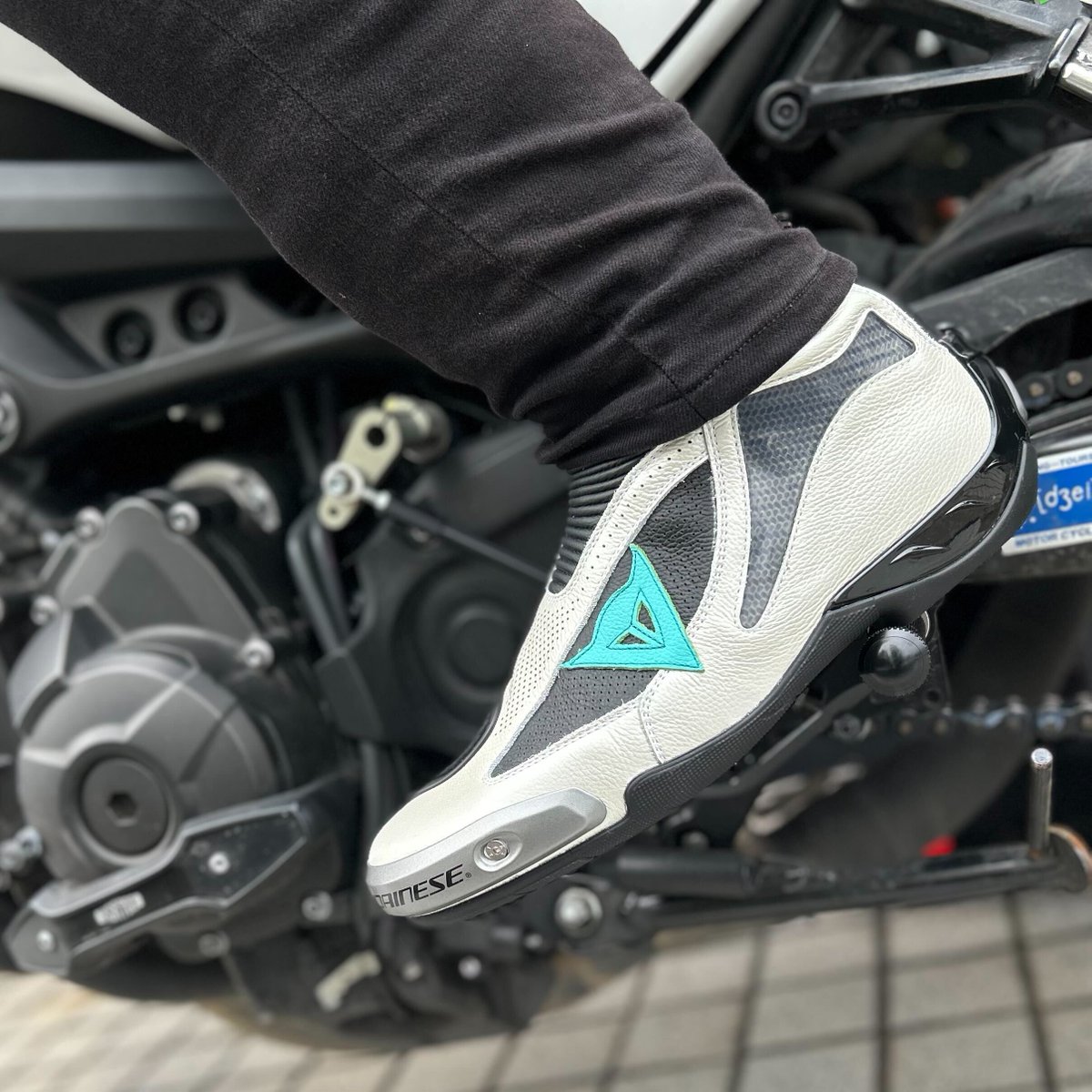 DSetagaya's tweet image. 【ダイネーゼ東京世田谷】
Brilliant #DaineseCrew &amp;amp; #AGVRider !!!

YAMAHAオーセンティック外装を装着したXSR900にオーダーメイドして頂いたAXIAL BOOTSがExcellent!!

スピードデーモンにはAqua Greenを採用し、存在感を高めています。

ご遠方からご来店ありがとうございました！

#dainese