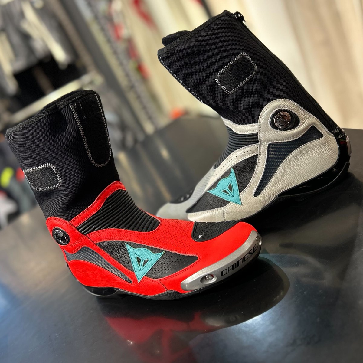 DSetagaya's tweet image. 【ダイネーゼ東京世田谷】
Brilliant #DaineseCrew &amp;amp; #AGVRider !!!

YAMAHAオーセンティック外装を装着したXSR900にオーダーメイドして頂いたAXIAL BOOTSがExcellent!!

スピードデーモンにはAqua Greenを採用し、存在感を高めています。

ご遠方からご来店ありがとうございました！

#dainese