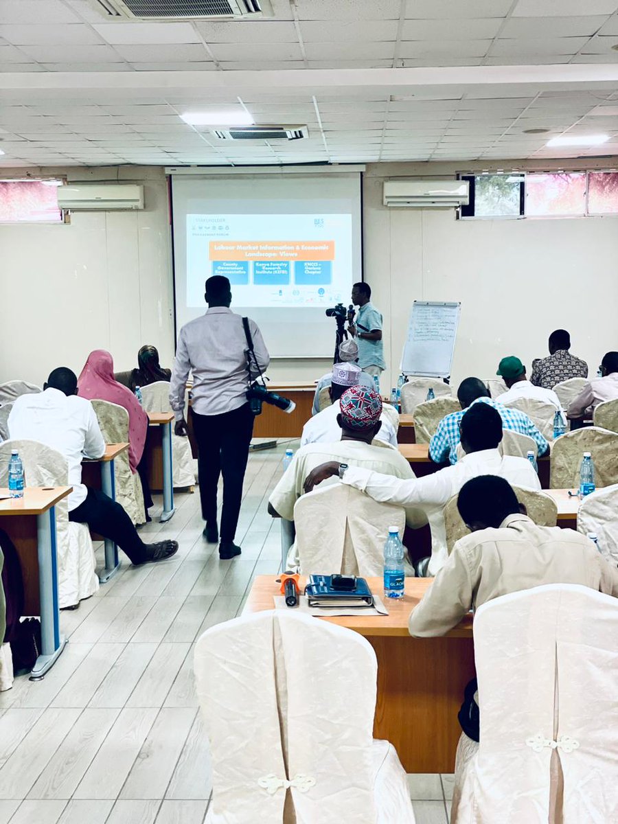 RES_ProjectKE's tweet photo. Today, over 50 employers in Garissa County joined a Stakeholder Forum to explore partnerships for the successful implementation of ILO's Rural Employment Services. 
Supported by @IloProspects @ILOKenya and implemented by @CareersKenya and @nea_kenya
#RESkenya #JoinRES #RuralJobs https://t.co/GhfA2z2hAU