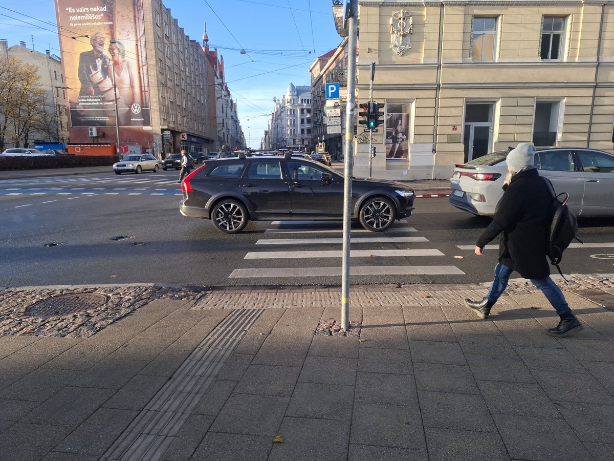 Atrada kur padirnēt. Ja neglāstītu, tad būtu pamanījis, ka blakus josla brīva un būtu ar cieņu nokopies