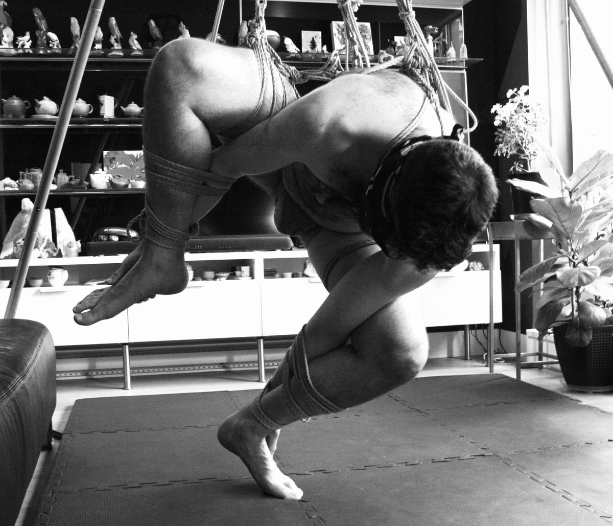 MenTyingMenVan's tweet photo. Sun pm Shibari scene.

#shibari #mentyingmen #mentyingmeninVancouver https://t.co/zZqrYixG0w