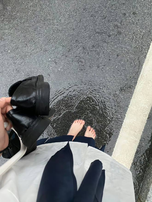 비 온 뒤의 거리, 맨발로 물웅덩이를 지나며 자연의 세례를 느낍니다. 매걸음이 자유입니다.