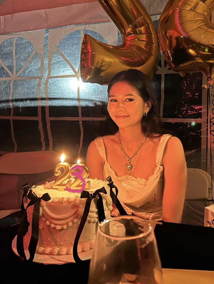 stylesIore's tweet photo. happy birthday to the bff @mercuriaimoons 🗣️🙏🏼 i got so so so lucky to have u in my life!!!! words can’t even express 💘💘💘💘 #comebackbehere https://t.co/cNS79IM88Z