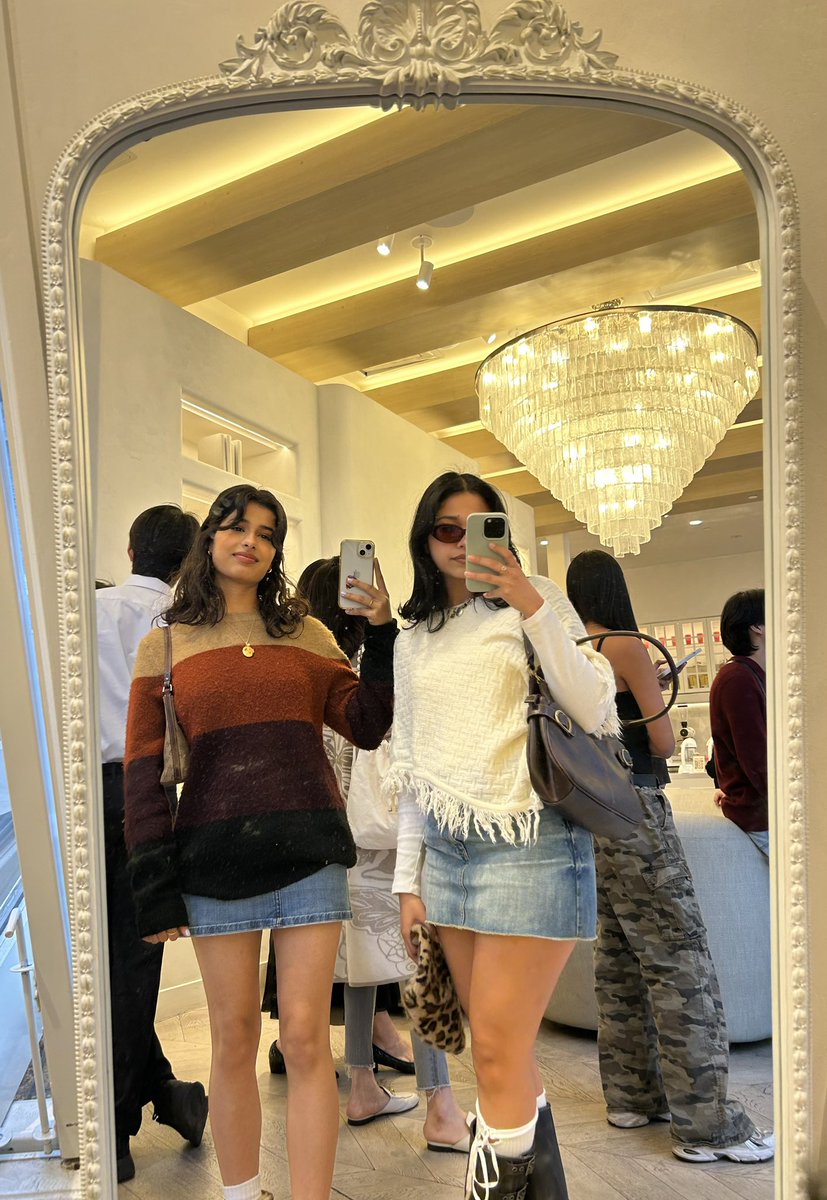 stylesIore's tweet photo. happy birthday to the bff @mercuriaimoons 🗣️🙏🏼 i got so so so lucky to have u in my life!!!! words can’t even express 💘💘💘💘 #comebackbehere https://t.co/cNS79IM88Z