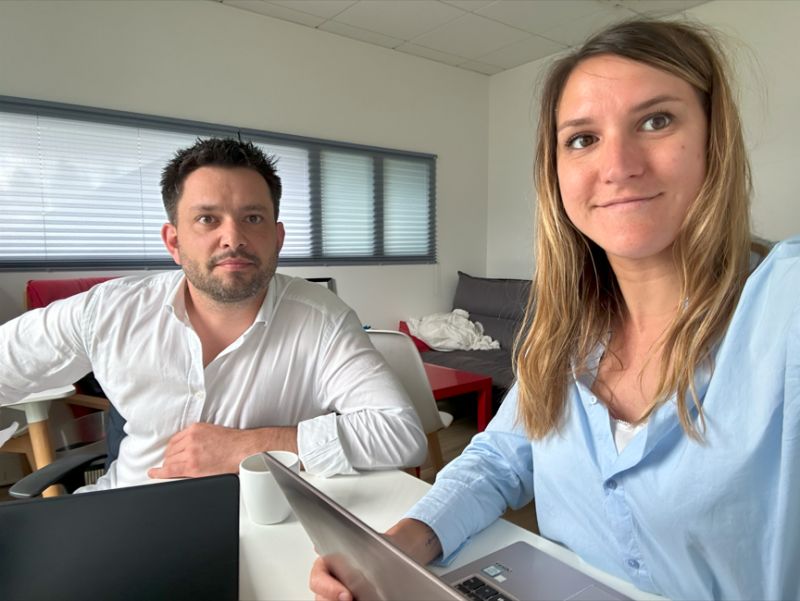 Coup de foudre pro ? ⚡

C’est ce que Jonathan dit de notre rencontre chez HUCY.
En 2022, on partage une cliente, en 2023, il devient mon client. Et en juin… il me propose de le rejoindre.✨

Ce soir-là, je dis oui.

Aujourd’hui, on est associés, prêts à faire grandir HUCY. 💙