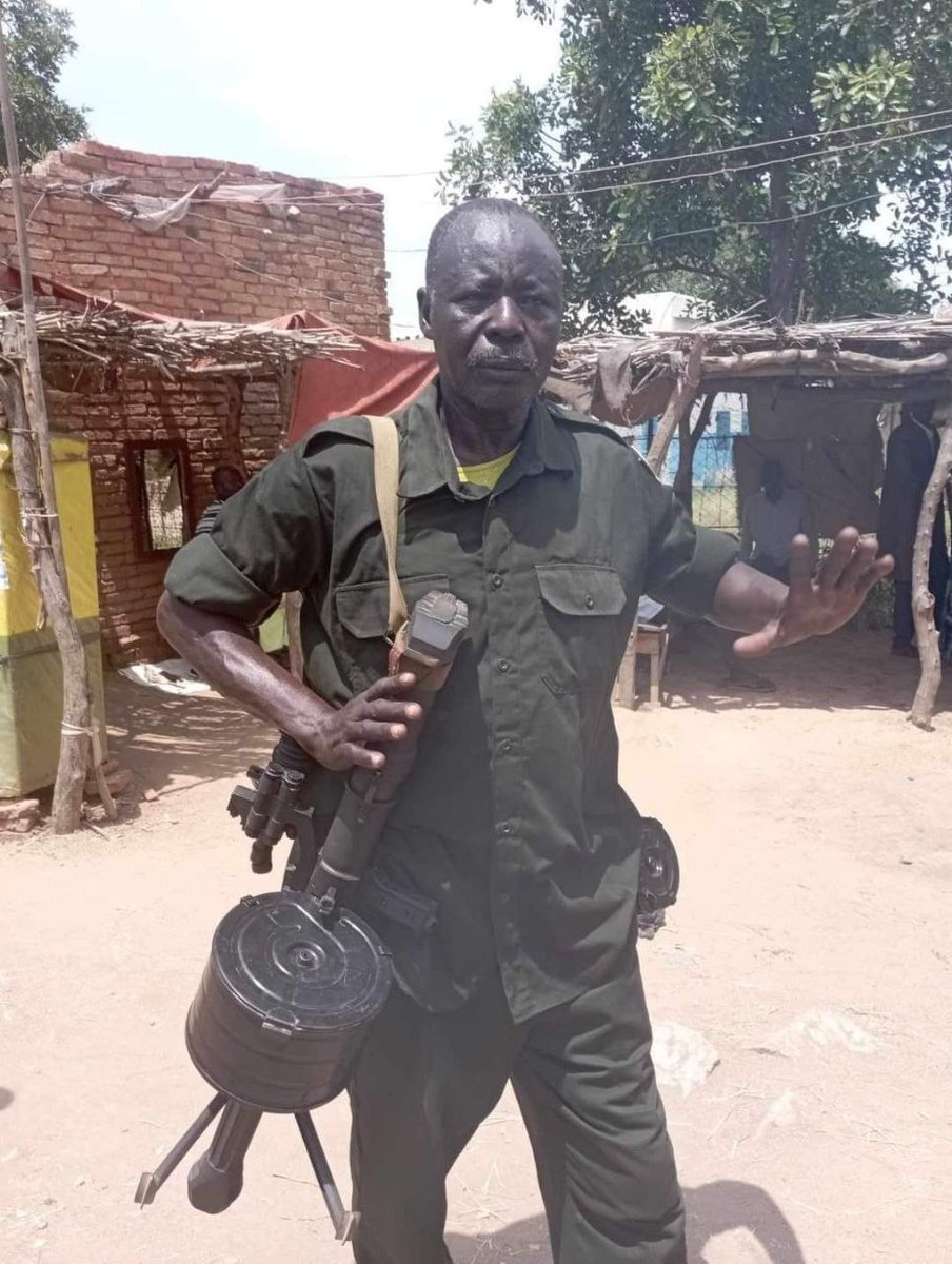 رقيب أول مقدم إدريس برام، عُرف بأخلاقه العالية وانضباطه ومهارته القتالية الممتازة. تواجد إدريس في الصفوف الأمامية بزالنجي، وبعد سقوطها انتقل إلى الفاشر حيث واصل القتال ببسالة حتى استشهد في ٢٧ أكتوبر ٢٠٢٤ في الاتجاه الجنوبي.
نسأل الله أن يتقبله شهيدًا.
#زول_سوداني