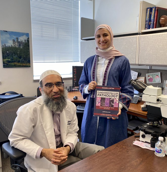 erlanishere's tweet photo. Inilah syekh Husain Abdul Sattar, guru besar kedokteran kelahiran Chicago. Ia menulis buku soal ilmu patologi yang dijadikan rujukan ujian kedokteran di Amerika.
Selain menjadi dokter, ia juga seorang ulama tasawwuf bermazhab Hanafi yang sering mengisi kajian. https://t.co/LzpTA3ykxg