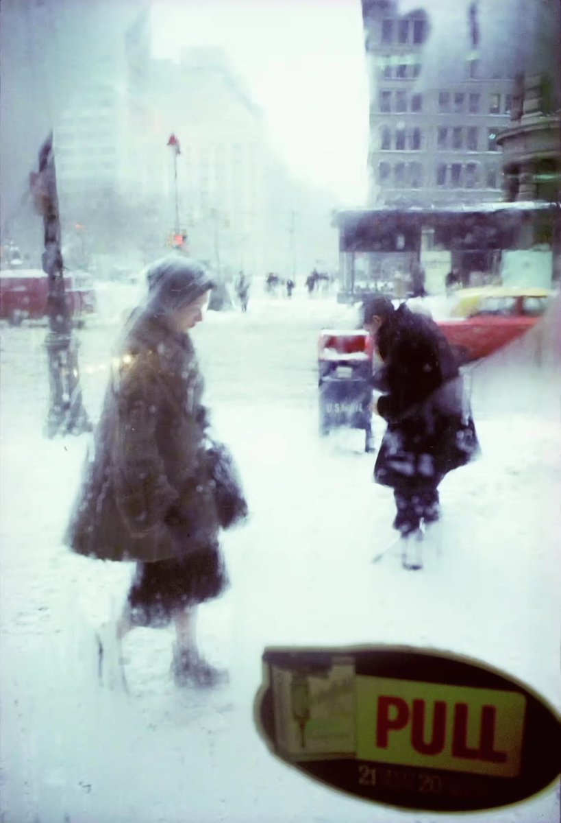 mixdevil66's tweet image. ‘An enigma, an artist who walked to his own beat’: the everyday sublime of photographer #SaulLeiter. For 60 years, the American quietly captured small, luminous details of life on the streets of NYC. He was also a notable painter. theguardian.com/artanddesign/2… #photography