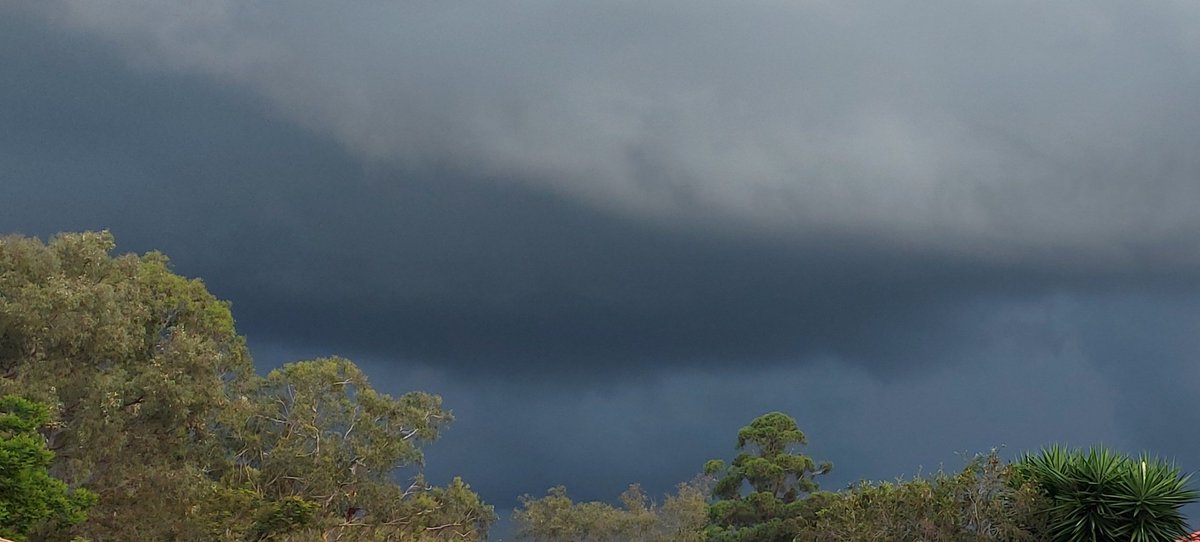 originalpammy's tweet photo. Little rumbles from the south #Brisbane #storm #seqweather https://t.co/nBAE6s3QtS