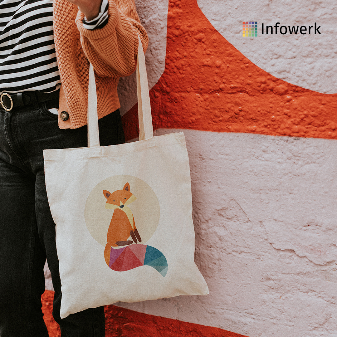 Infowerk_se's tweet photo. 🍂🌧️ Trotsa höstvädret med väskor från Infowerk! Det finns plats för ditt paraply, handskar och mer. Välj bland våra designmallar eller skapa dina egna mönster! Följ länken och beställ nu: https://t.co/94yoOj4qIv https://t.co/Fh83VbdQHx