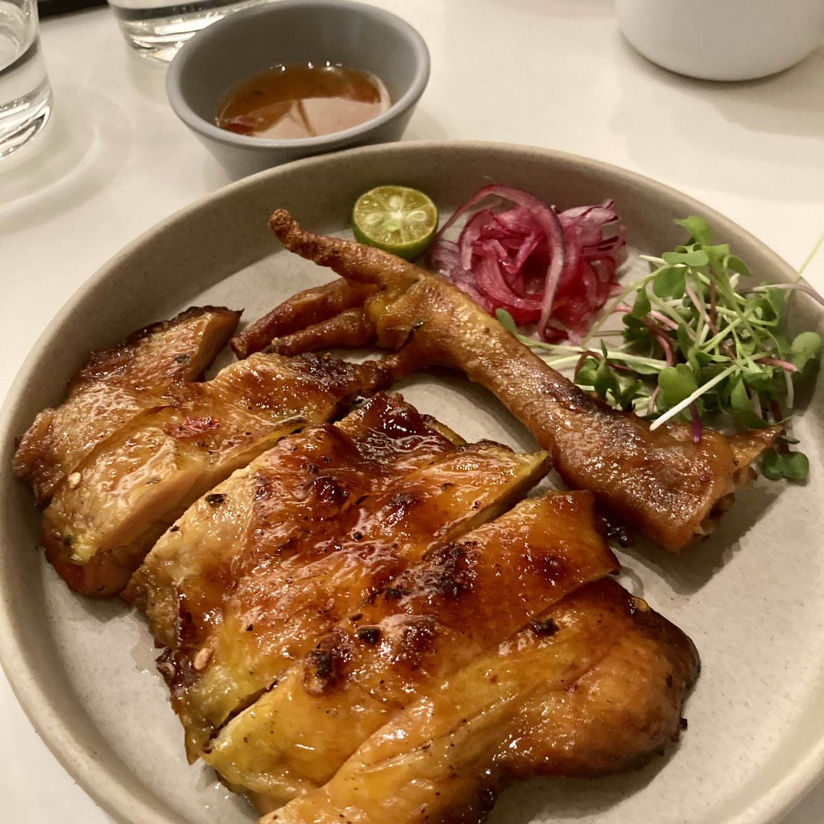 tantanshanghai's tweet photo. 話題のレストラン

3時間待って食べたけど★★★☆☆
情報統制のおかげですぐにみんな広告の罠にハマちゃうんだな。
味よりもアホらしさのほうが、染みた。

黑松肉酱拌面（68元）
肉トリフの混ぜ麵
牛脸颊肉拌饭（68元）
牛のほほ肉混ぜご飯
包烧鸡腿（58元）焼鶏もも https://t.co/rKqyLYNuI0