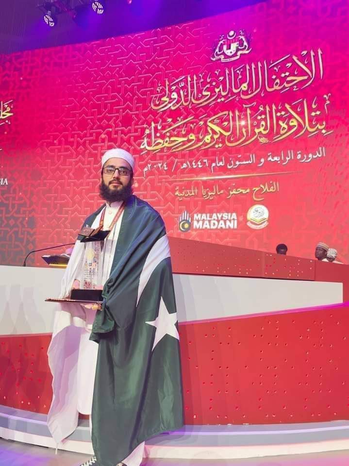 Abdulla92091082's tweet photo. انتہائی افسوس کی بات ہے 
۔ پاکستان کے قاری عبد الرشید صاحب نے دنیا بھر کے تمام اہل زبان عرب ممالک اور عجم ممالک میں قران کے مقابلے میں پوزیشن حاصل کرلی لیکن  کسی قسم کی کوریج نہیں دی ۔انشاء اللہ ہم قاری Abdur Rasheed  صاحب کو وائرل کریں گے اور اپنی طرف سے مبارکباد پیش کرتے ہیں.. https://t.co/7tJ7cr7LUU
