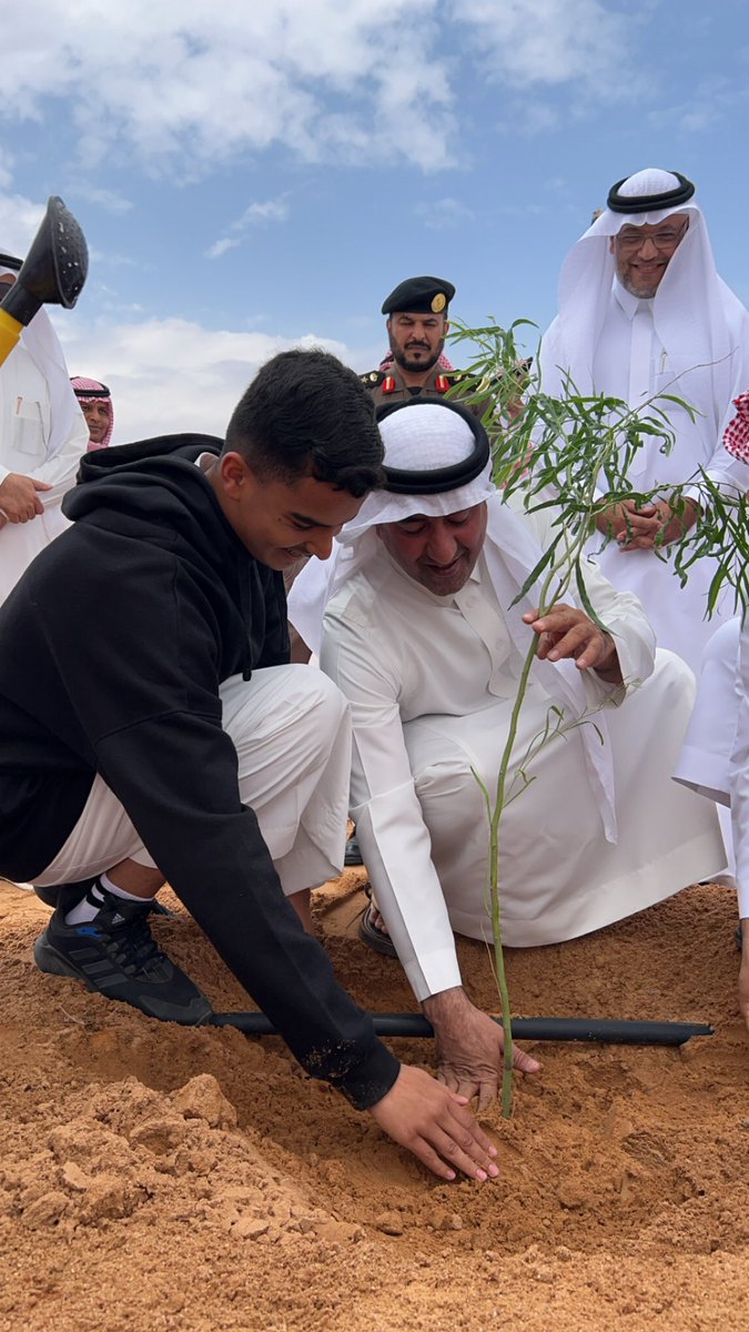 badayatoday's tweet photo. دشن سعادة محافظ #البدائع الأستاذ حسون الحسون وبحضور عدد من مديري الجهات الحكومية والأمنية وطلاب وطالبات المدارس مبادرة أرض القصيم خضراء بمرحلتها الرابعة عشر صباح اليوم الاثنين بمنتزه المملكة ، المبادرة من تنظيم مكتب البيئة والمياه والزراعة بتعاون من بلدية المحافظة ،، شكراً لجهود الجميع ❤️
