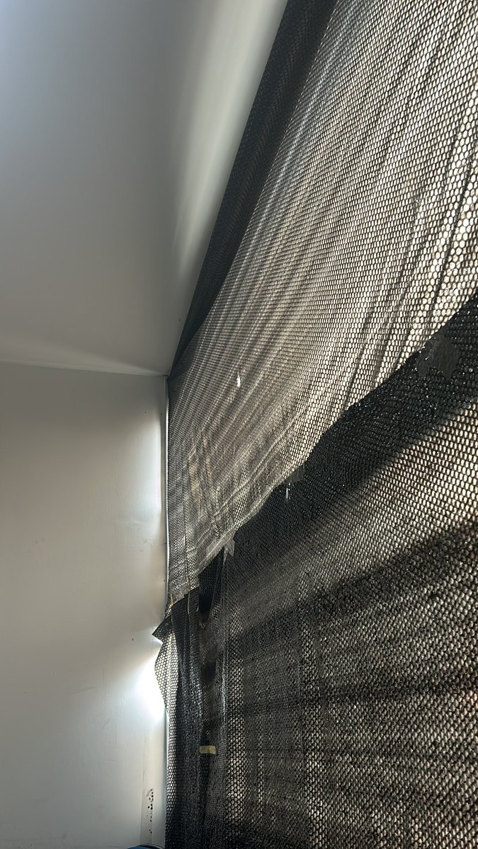 Kocak banget kaca besar gini ditutup pake bubble wrap, mana warna item. Udah diajuin ke finance dan GA tapi nggak ada hilalnya. Mau heran tapi ini kantor gue