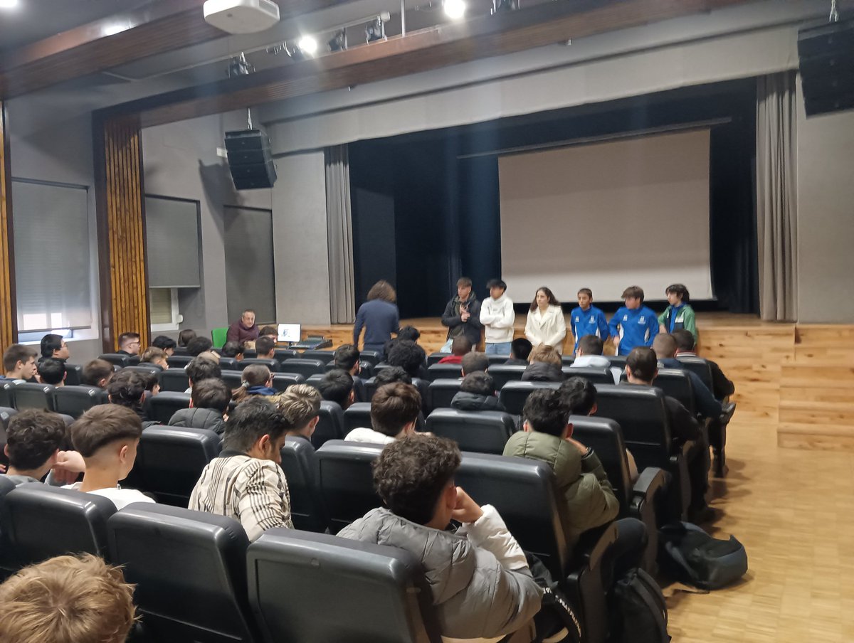 SalesianosCiuRe's tweet photo. Comienza la semana con una representación de nuestros alumnos de ESO dando los #BuenosDías a sus compañeros de #FormaciónProfesional, explicando el proyecto del #Domund2024 trabajado en Primaria y ESO. Usan el gesto de Don Bosco y Don Rúa "Iremos a medias en todo". #SomosFuturo https://t.co/wMSshOfDVw