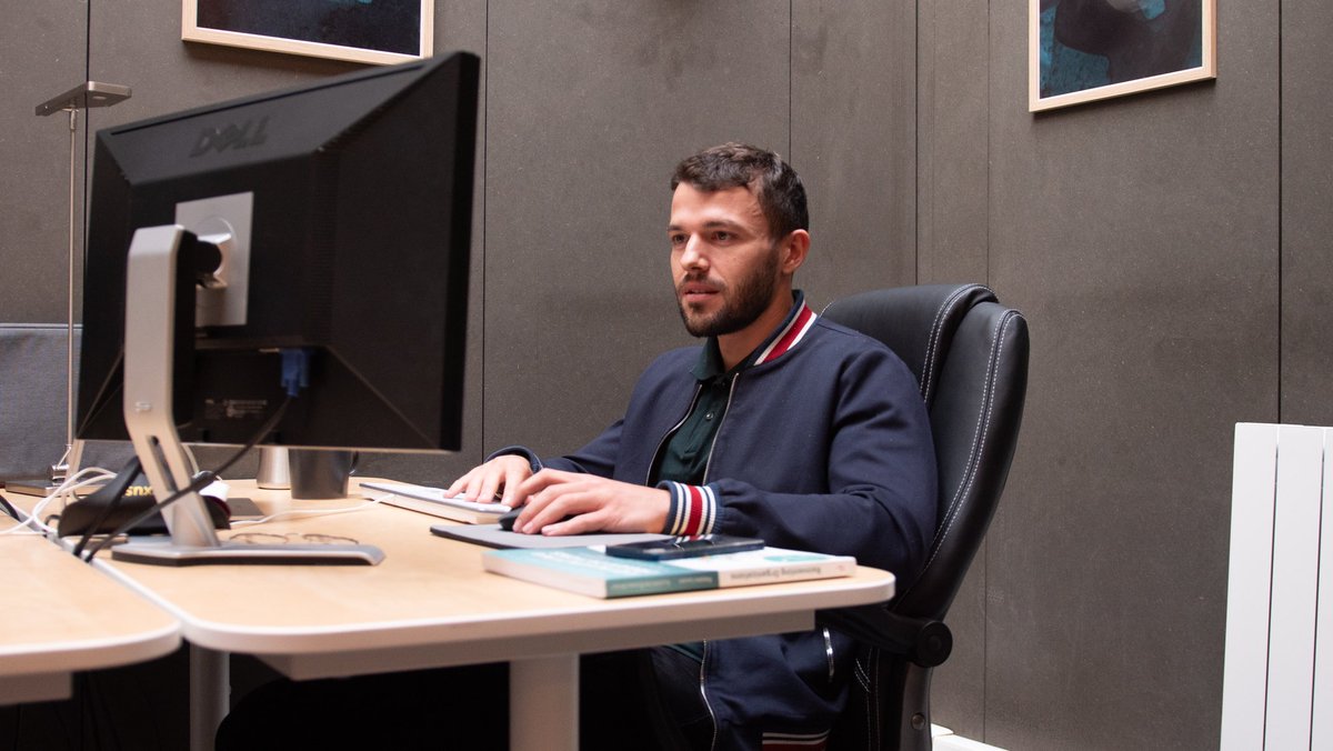 Chuuupz's tweet photo. Changer de vie grâce à l’édition de sites 🔥

Moi c’est Geoffrey, chef de projet SEO, je vais vous partager en toute transparence mon parcours, mes chiffres, mes galères, mes réussites...

Mon objectif : passer de 0 à 10K € / mois avec la vente de liens !

Thread BuildInPublic👇 https://t.co/izgZc9xKgD