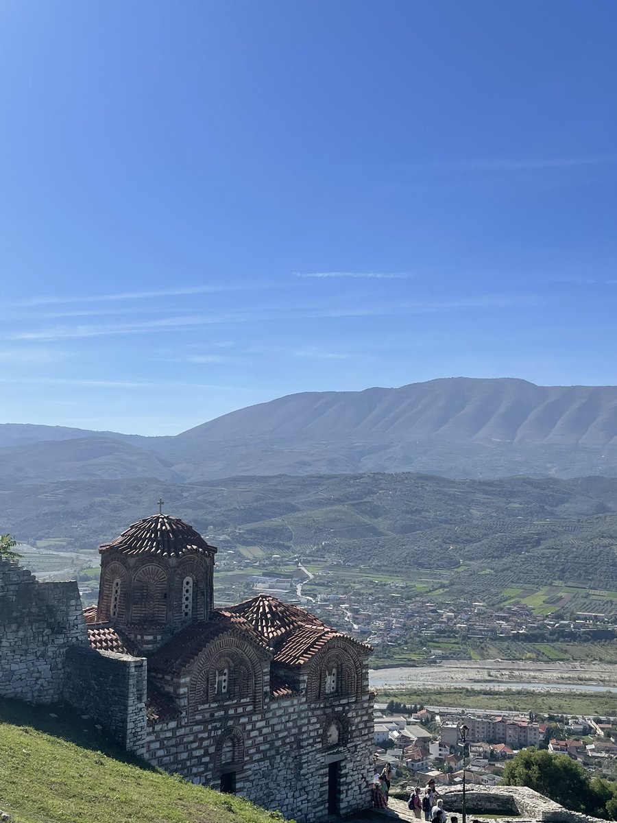 Fatjon_Aliaj's tweet photo. Kisha e Shen Triadhes eshte konsideruar si tipologjia me e perfeksionuar e arkitektures bizantine ne vendin tone. 
Eshte shume e qarte dhe eksplicite teknika e klausonazhit e perdorur ne te.

#Berat https://t.co/PEtz6QJBZk