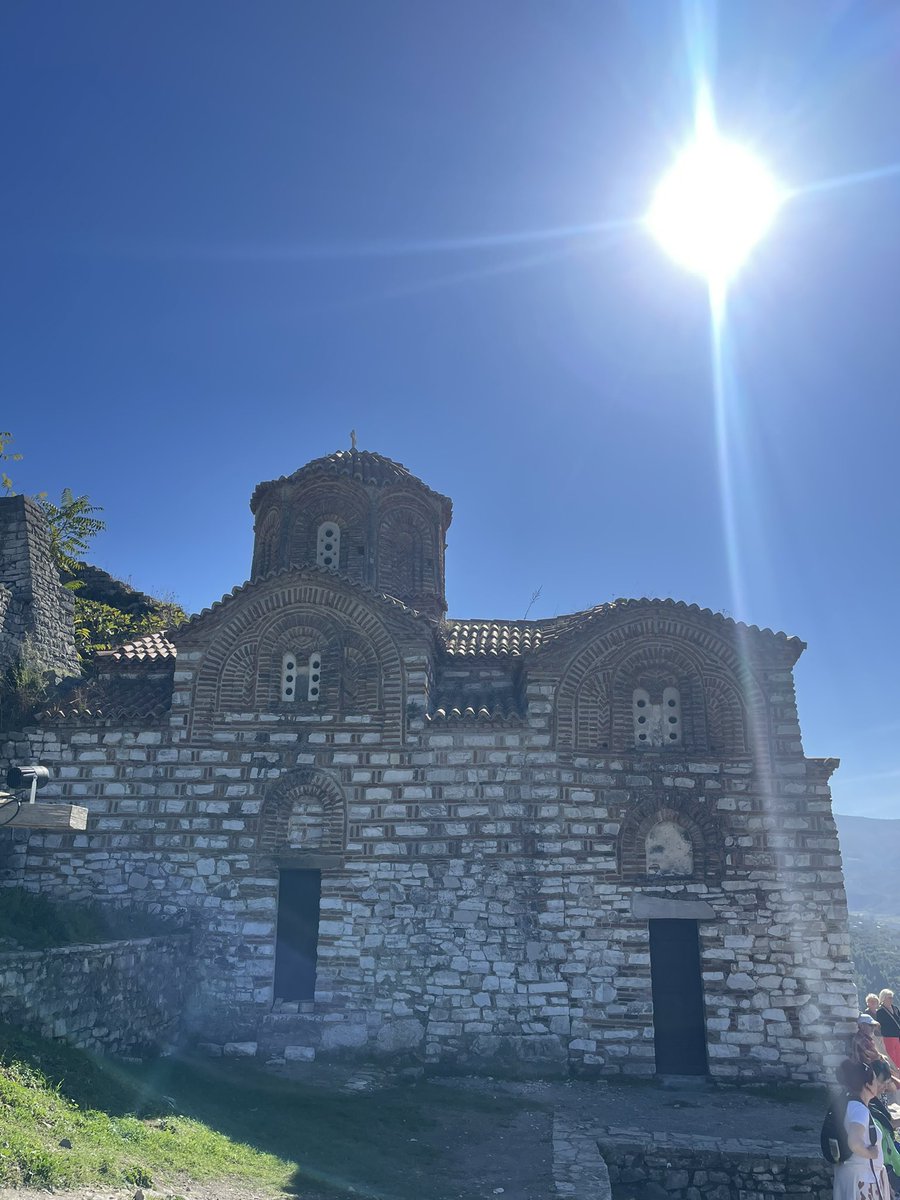 Fatjon_Aliaj's tweet photo. Kisha e Shen Triadhes eshte konsideruar si tipologjia me e perfeksionuar e arkitektures bizantine ne vendin tone. 
Eshte shume e qarte dhe eksplicite teknika e klausonazhit e perdorur ne te.

#Berat https://t.co/PEtz6QJBZk