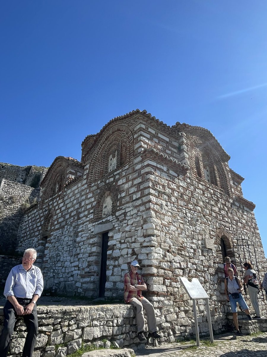 Fatjon_Aliaj's tweet photo. Kisha e Shen Triadhes eshte konsideruar si tipologjia me e perfeksionuar e arkitektures bizantine ne vendin tone. 
Eshte shume e qarte dhe eksplicite teknika e klausonazhit e perdorur ne te.

#Berat https://t.co/PEtz6QJBZk