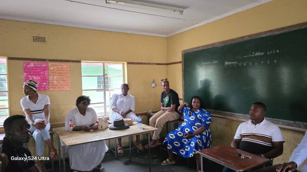 On Saturday the ward 4 Masvingo Urban residents met with their elected representatives , MP Hon <a href="/Advo_Mureri/">Martin Mureri MP Masvingo Urban</a> &amp; <a href="/zunderamambo/">Office Of The Mayor Masvingo</a> Mayor Tabe during a feedback meeting. This informs their electoral mandate and representative task <a href="/MasvingoMirror/">Masvingo Mirror</a> @HevoiNews <a href="/TellZimbabwe/">TellZim News</a>