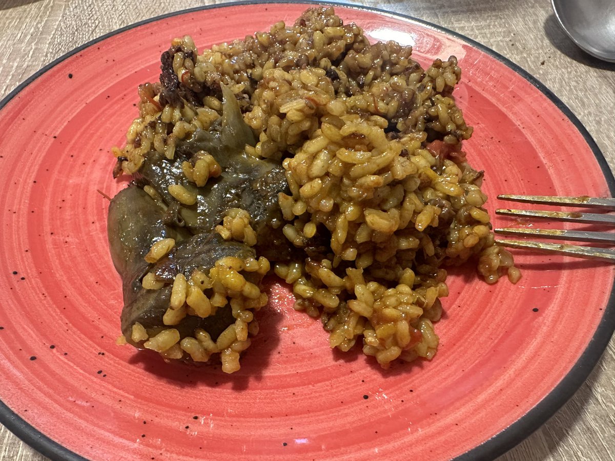 El arroz seco de rabo de toro del Restaurante La Diferente de Pozuelo es de campeonato. Realmente bueno. El punto del arroz correcto (después de la foto ha reposado 5 min), grano suelto, sabor limpio a guiso de rabo de toro y socarraet. Hacía tiempo que no me tomaba un arroz tan