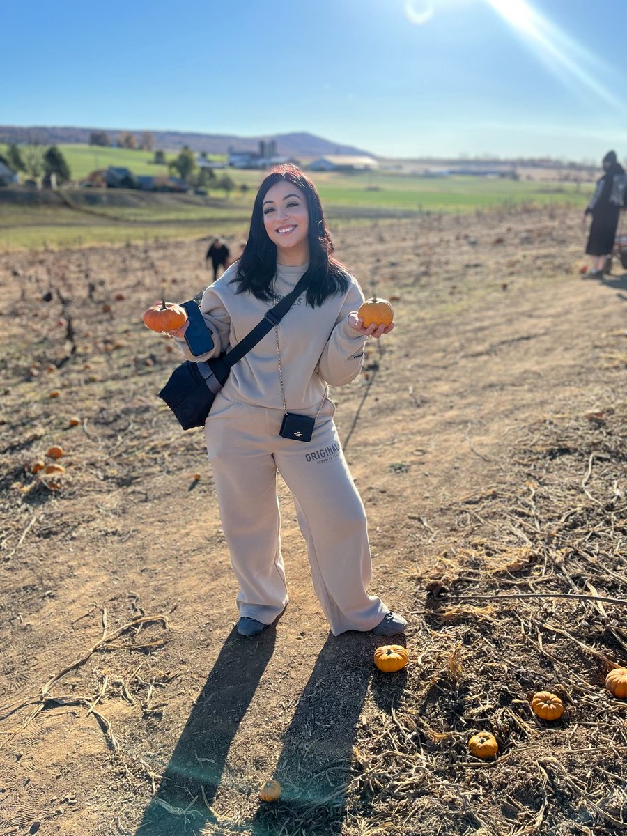 Ieshialot's tweet photo. #PumpkinPatch #MomMode https://t.co/rfYhjJS1QN