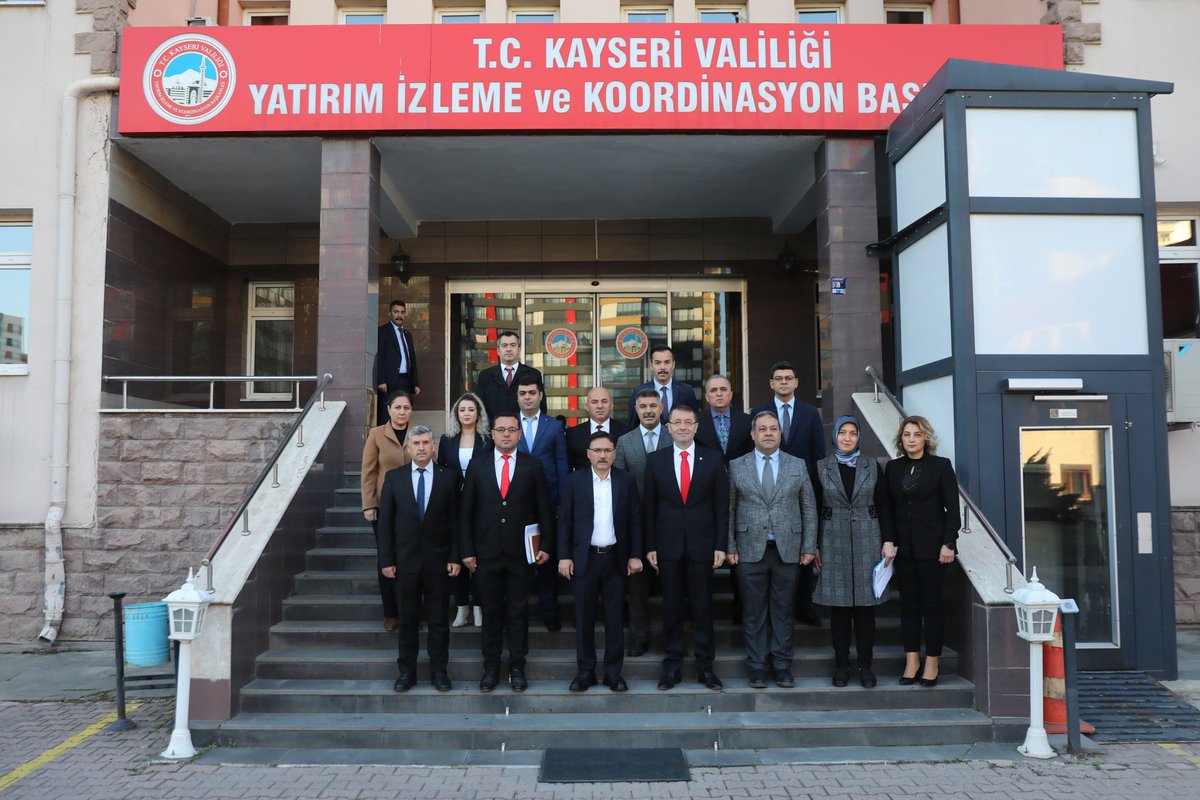 Valimiz Sayın Gökmen Çiçek, Vali Yardımcısı Şenol Esmer ve YİKOB Müdürlerinin katılımıyla Kayseri Yatırım İzleme ve Koordinasyon Başkanlığında brifing aldı.
