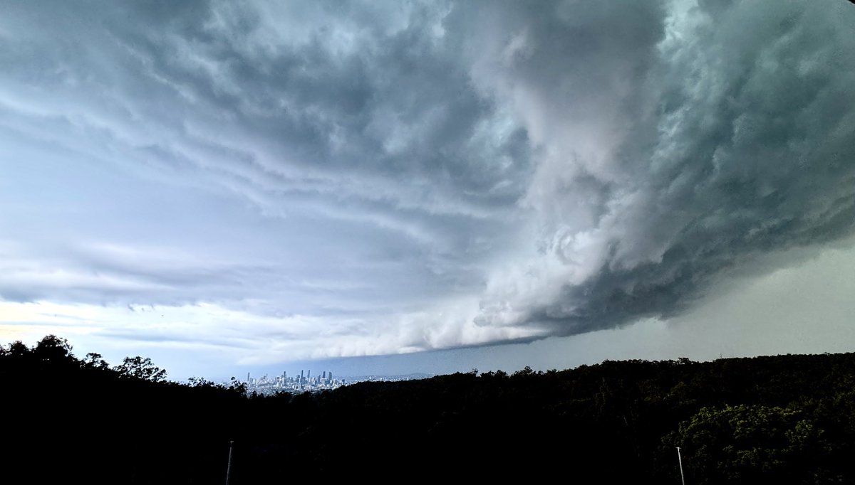 Storms rolling across Brisbane this evening, this was the view from the newsroom a short time ago.

Warnings are current from Brisbane up towards Redcliffe.

Please be careful on the roads folks! 🚗