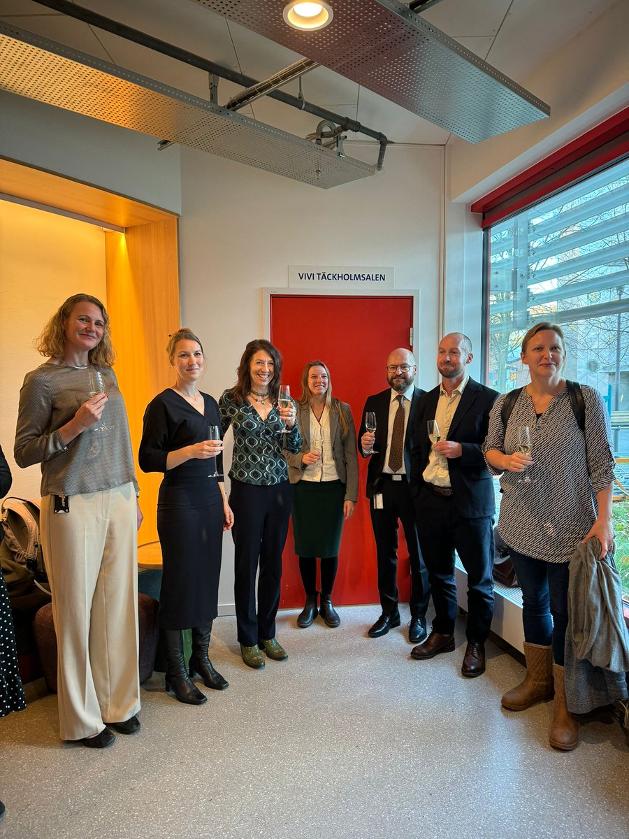Department of Zoology (@zoology_su) on Twitter photo Congratulations to <a href="/AnnikaBoussard/">Annika Boussard</a> for successfully defending her thesis titled "Brain morphology, cognition and collective behaviour in the guppy (Poecilia reticulata)." Many thanks to the opponent Prof Molly Cummings and the examination committee for an excellent discussion 🐟 Congratulations to <a href="/AnnikaBoussard/">Annika Boussard</a> for successfully defending her thesis titled "Brain morphology, cognition and collective behaviour in the guppy (Poecilia reticulata)." Many thanks to the opponent Prof Molly Cummings and the examination committee for an excellent discussion 🐟