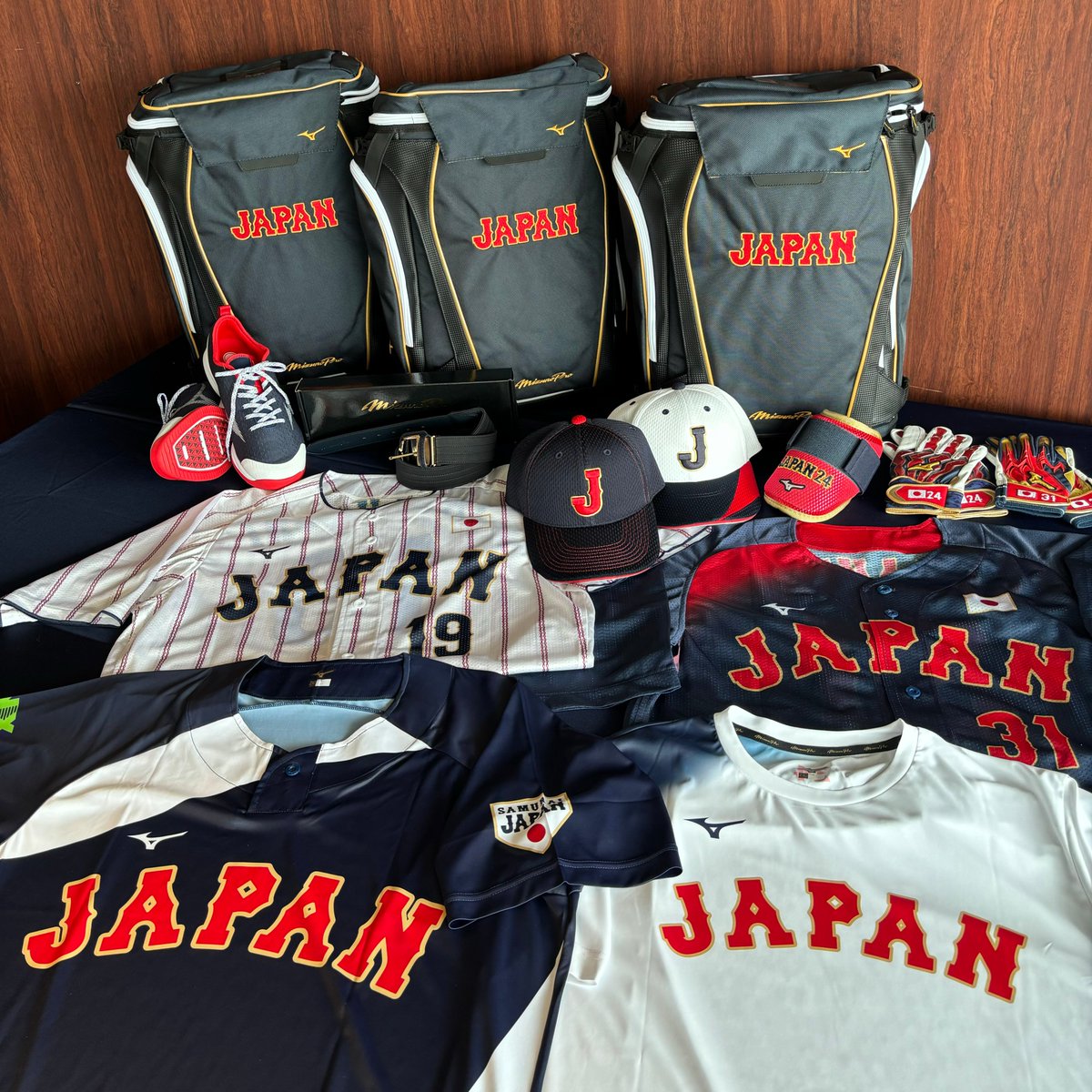 侍ジャパン⚾️】トップチームがいよいよ始動！ 強い結束を表す二本一