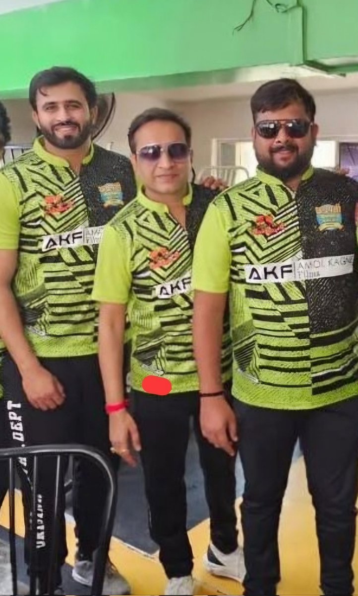 designervishakh's tweet photo. I am very fortunate to have a friend like Punyacha Ek no. RJ Bandya  93.5 RedFM &amp; City ka hero   RJ.Keidar Joshii @radiocityindia

#93.5redfm
#BajaateRaho
#City ka hero 
#radiocityindia https://t.co/cBPMUkzGle