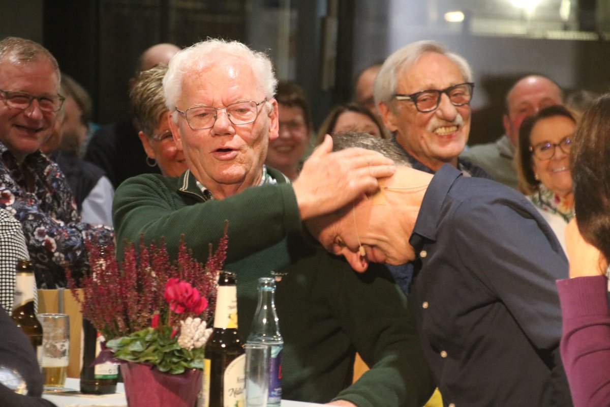 Thomas Philipzen begeistert bei Auftritt in Buldern: Seit Wochen war die Veranstaltung mit Thomas Philipzen in Buldern ausverkauft. Nach den Gründen muss nach dem Auftritt des Kabaretttisten niemand mehr fragen. dlvr.it/TFp6Mz #dzonline #dznews #dülmenerzeitung