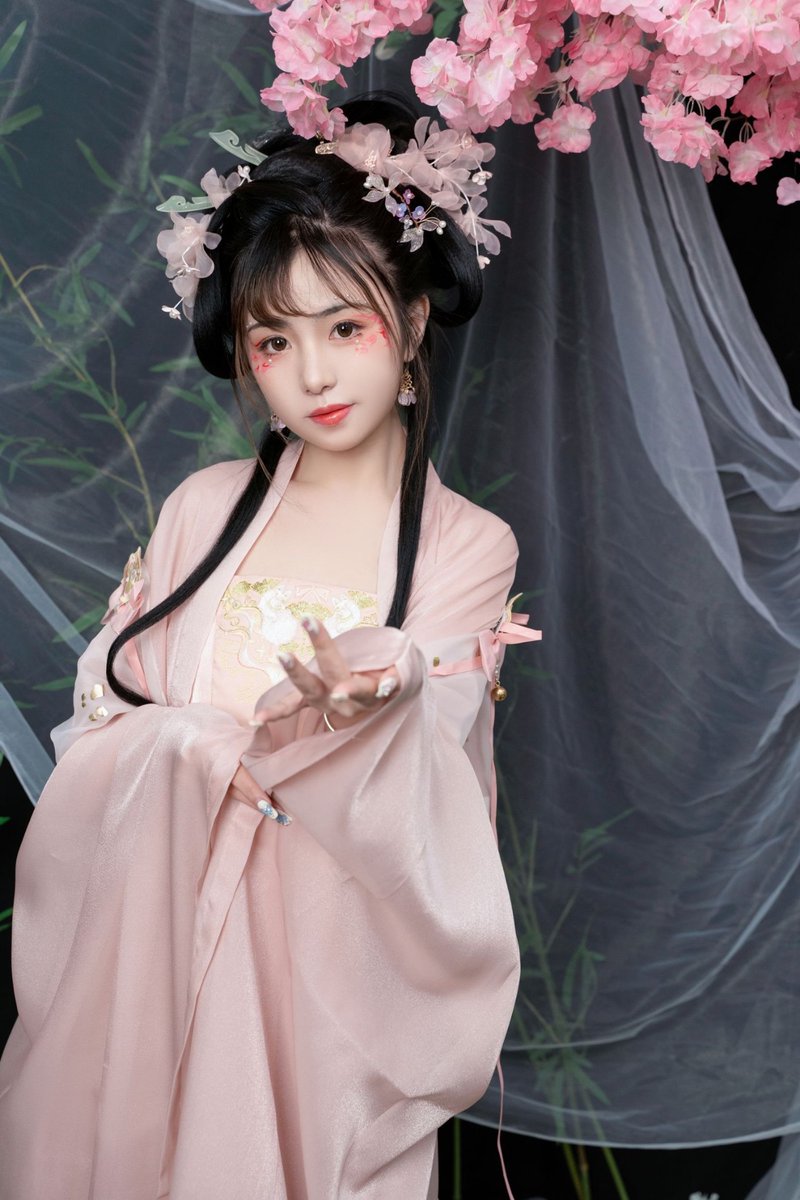 哥哥说这么嫩的sao逼，嫩到出水，看到就想吃两口，真的嘛？想吃的点赞