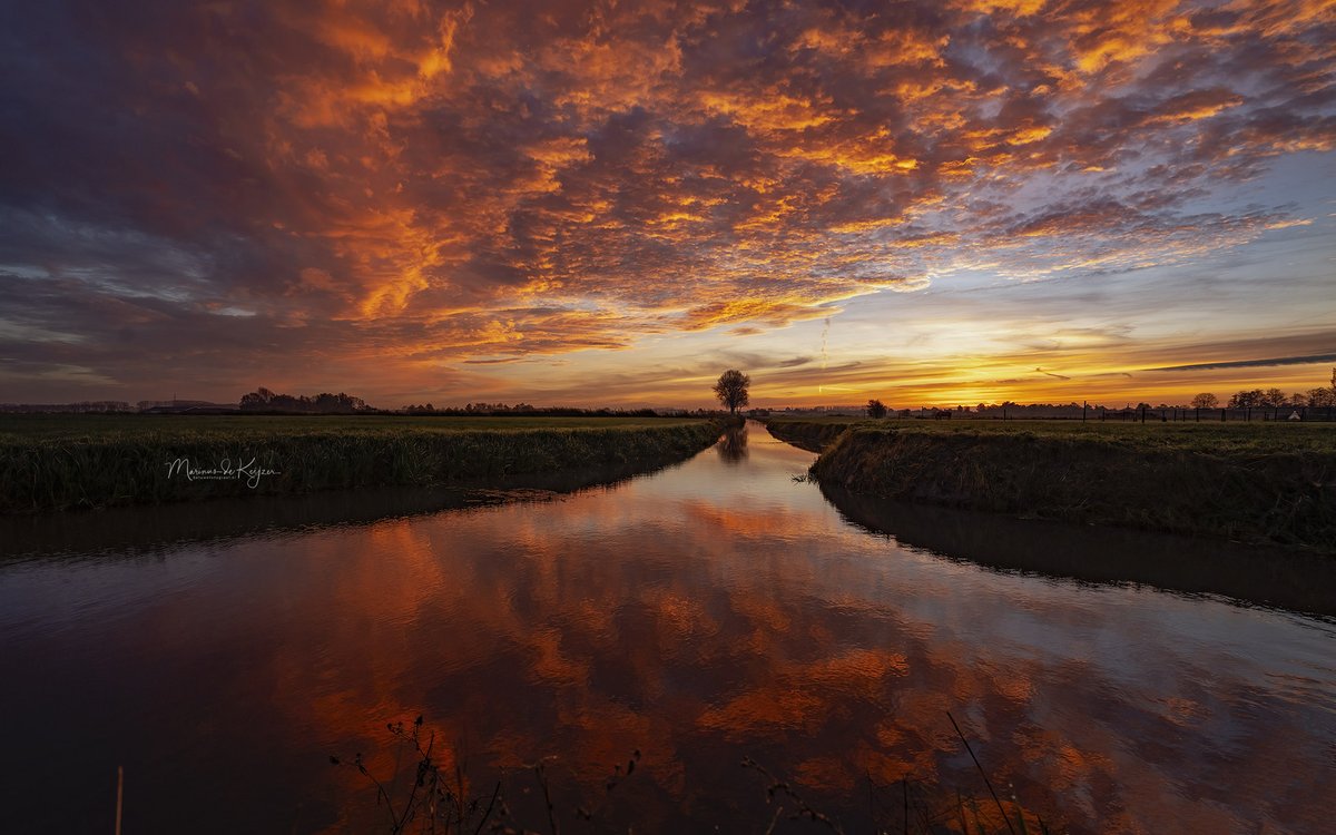 Vanochtend net voor zonsopkomst stond de lucht weer in vuur en vlam #goedemorgen