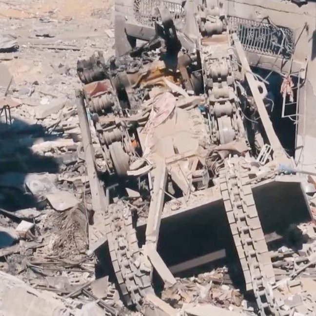 SantabayMostafa's tweet photo. @ReshetBet @KalmanLiebskind 🔴 אני יודע שהעוקבים הישראלים לא יופיעו עכשיו…
התמונות המצורפות מראות שתי דחפורים מסוג D9 וטנק “מרכבה 4” שנצולמו ביומיים האחרונים באזורי הקרב בג’באליה שבצפון עזה, אזורים מהם נסוגו כוחות הצבא הישראלי תחת מתקפות ההתנגדות הפלסטינית הקשות ובשל ההפסדים הכבדים בשורות החיילים. https://t.co/LJw2Fm68nQ