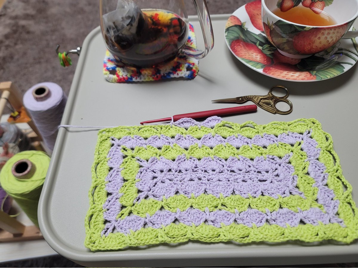 지금 저 테이블만한 사이즈가...딱 맞게 될까?