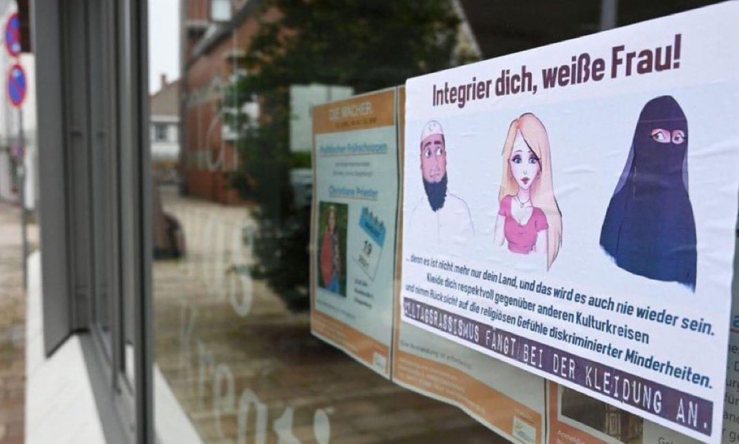 Die Plakate erschienen in Dortmund: "Integriere dich, weiße Frau. Dies ist nicht mehr Ihr Land und wird es nie wieder sein. Kleiden Sie sich mit Respekt für andere Kulturen und seien Sie sich der religiösen Gefühle diskriminierter Minderheiten bewusst." 

Wir befinden uns im